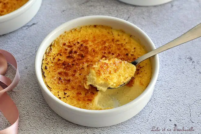 Safran Crème Catalana Rezept – spanisches Dessert mit karamellisierter Zuckerkruste und goldgelbem Safran-Custard in Tonförmchen serviert“