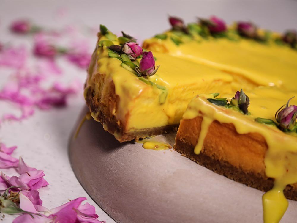 Safran Käsekuchen Rezept – deutscher Cheesecake mit Safran, cremiger Füllung und goldgelber Oberfläche auf weißem Teller serviert