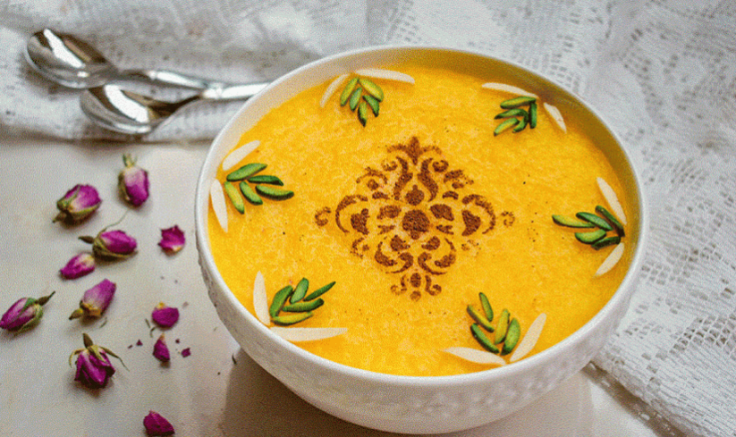 „Sholeh Zard Rezept – traditioneller persischer Safran Milchreis mit Zimt, Pistazien und goldgelber Farbe in einer weißen Schale serviert“