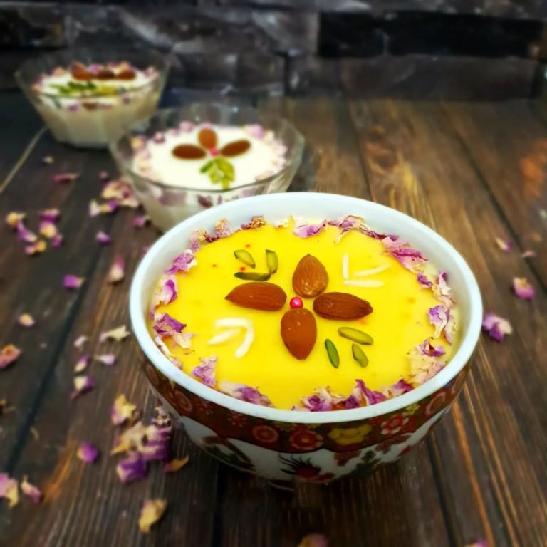 Firni mit Safran – afghanischer Safranpudding mit Milch, Kardamom und gehackten Pistazien in Glasschalen serviert