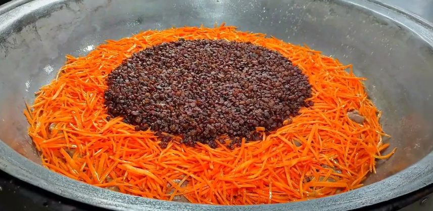 Afghanischer Qabuli Palau mit Safran, Lammfleisch, Karotten und Rosinen – traditionelles Festgericht in goldener Farbe.