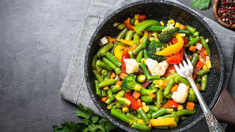 Gemüsepfanne mit Safran – buntes mediterranes Gemüse mit feiner Safrannote