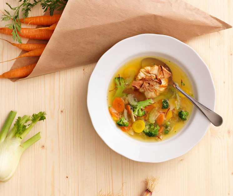 Gemüsesuppe mit Safran – klare Gemüsesuppe mit Safran und feinem Gemüse