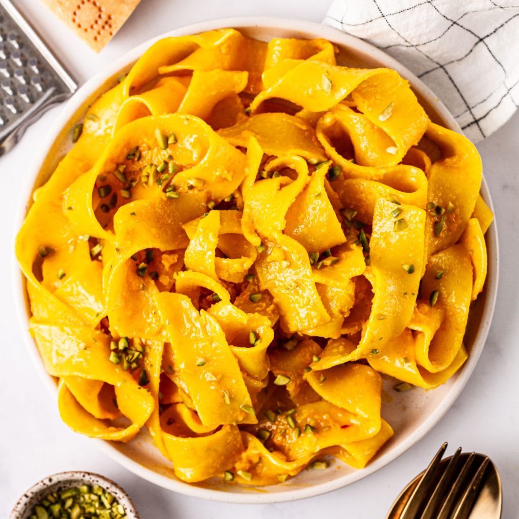 Safran-Pasta in 15 Minuten – cremige Pasta mit feiner Safrannote ohne Sahne