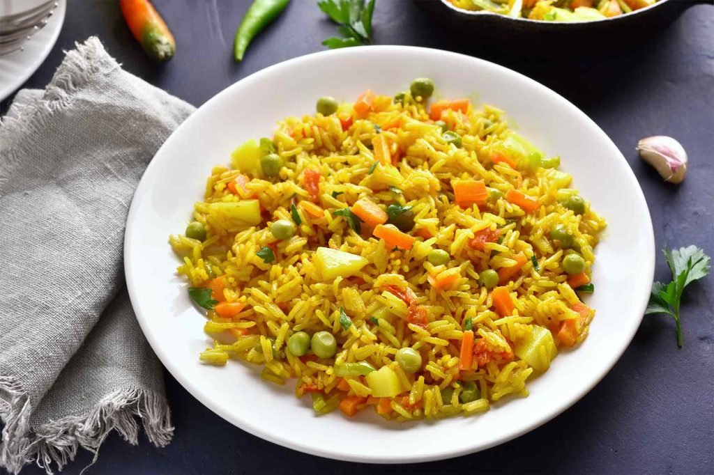 Safranreis mit Gemüse – goldgelber Safranreis mit buntem mediterranem Gemüse