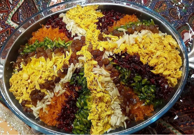 Safranreis mit Mandeln und Rosinen – goldgelber Safranreis mit gerösteten Mandeln und Rosinen