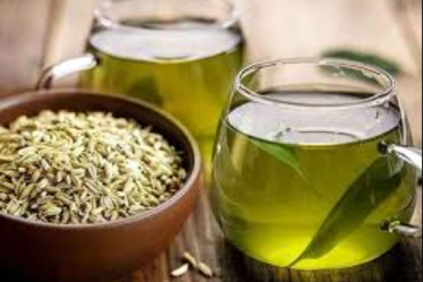 Safran Kräuterinfusion in einer Keramiktasse mit goldgelber Farbe, kombiniert mit milden Kräutern als ruhiges Abendritual.